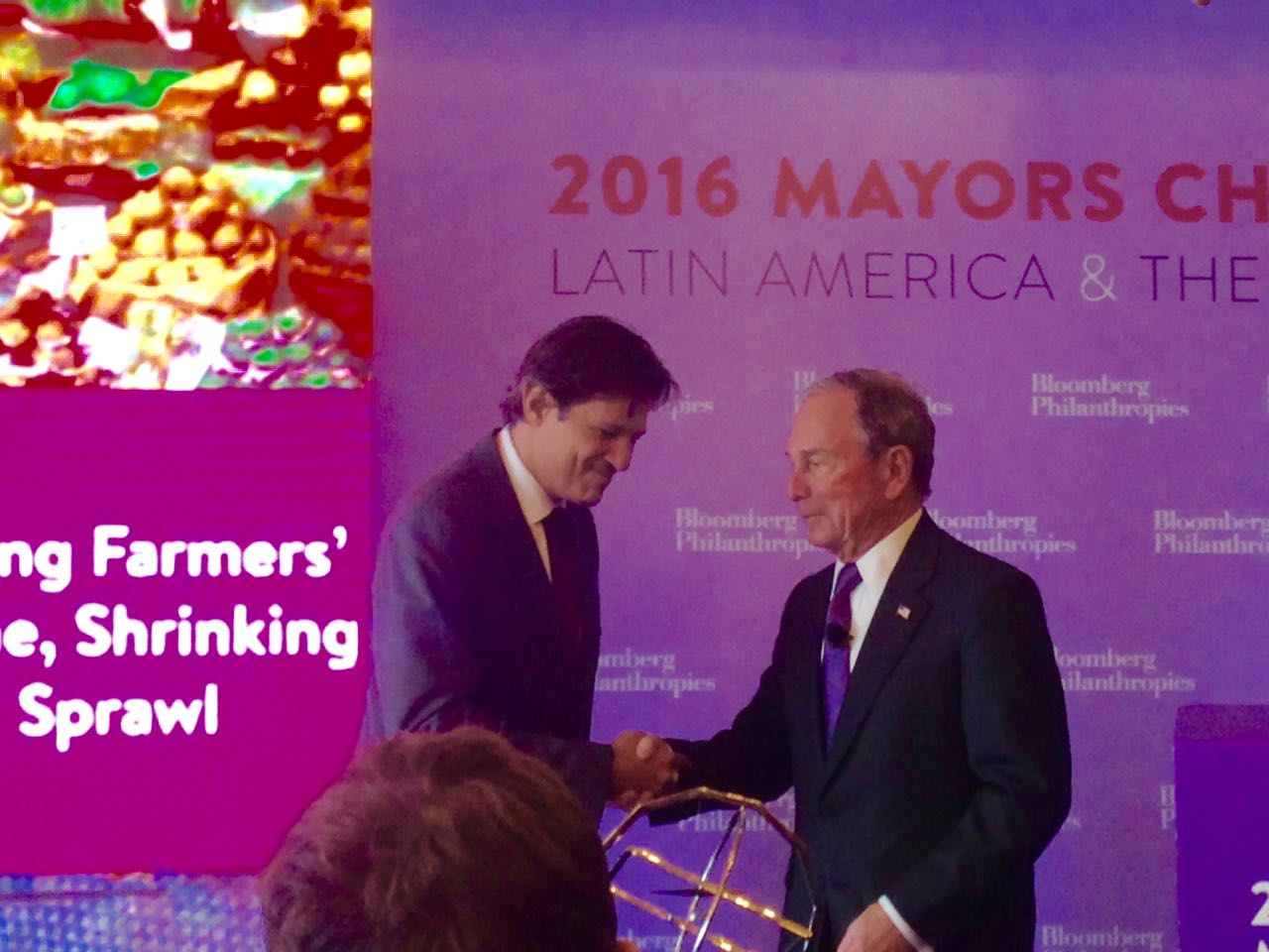 Fernando Haddad representando São Paulo em premiação